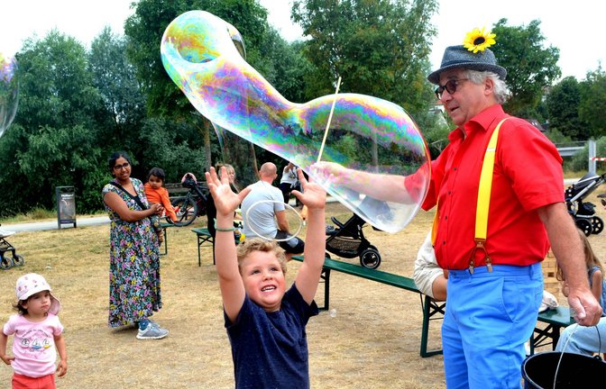 Clown Josh lässt riesige Seifenblasen über die Aktionswiese fliegen.  <span class='image-autor'>Fotos: Stahlfeld</span>