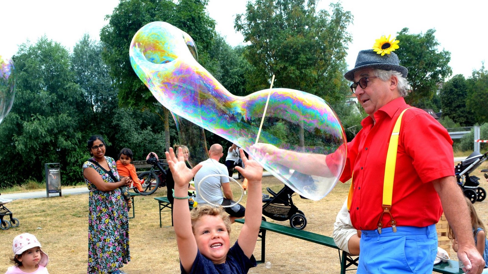 Clown Josh lässt riesige Seifenblasen über die Aktionswiese fliegen.  Fotos: Stahlfeld
