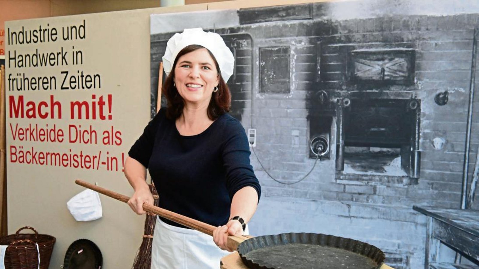 Museumsleiterin Claudia Papp schlüpft in die Rolle der Bäckermeisterin. Das können auch die Besucher der neuen Sonderausstellung „Verborgene Schätze“ machen. Foto: Kalb Museumsleiterin Claudia Papp schlüpft in die Rolle der Bäckermeisterin. Das können auch die Besucher der neuen Sonderausstellung „Verborgene Schätze“ machen. Foto: Kalb