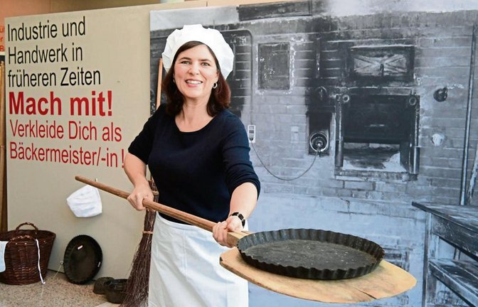 Museumsleiterin Claudia Papp schlüpft in die Rolle der Bäckermeisterin. Das können auch die Besucher der neuen Sonderausstellung „Verborgene Schätze“ machen. Foto: Kalb