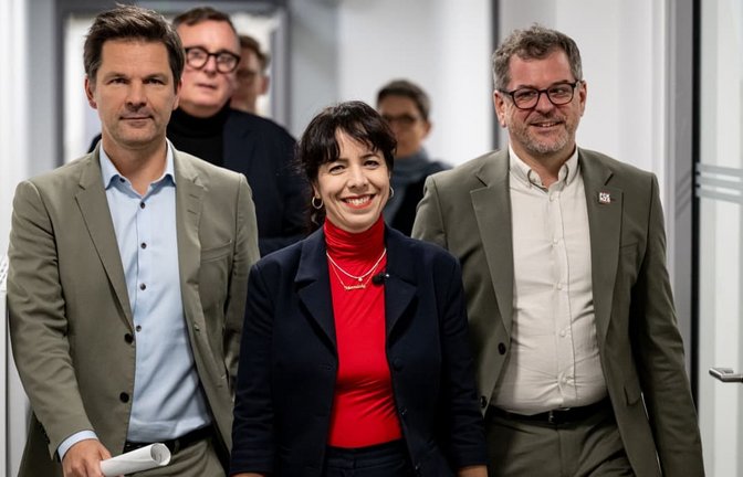 Enteigner ante portas? Steffen Krach (SPD), Elif Eralp (Linke) und Werner Graf (Bündnis 90/Die Grünen) wollen demnächst Koalitionsgespräche führen. Laut Sondierungspapier planen sie die Vergesellschaftung von 150.000 Wohnungen.<span class='image-autor'>Fabian Sommer/dpa</span>