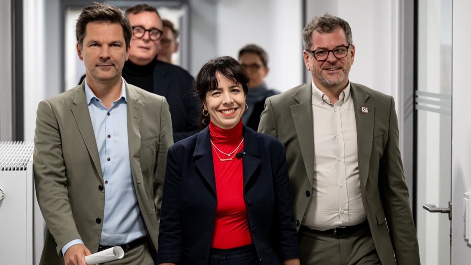 Enteigner ante portas? Steffen Krach (SPD), Elif Eralp (Linke) und Werner Graf (Bündnis 90/Die Grünen) wollen demnächst Koalitionsgespräche führen. Laut Sondierungspapier planen sie die Vergesellschaftung von 150.000 Wohnungen.Fabian Sommer/dpa Enteigner ante portas? Steffen Krach (SPD), Elif Eralp (Linke) und Werner Graf (Bündnis 90/Die Grünen) wollen demnächst Koalitionsgespräche führen. Laut Sondierungspapier planen sie die Vergesellschaftung von 150.000 Wohnungen.Fabian Sommer/dpa