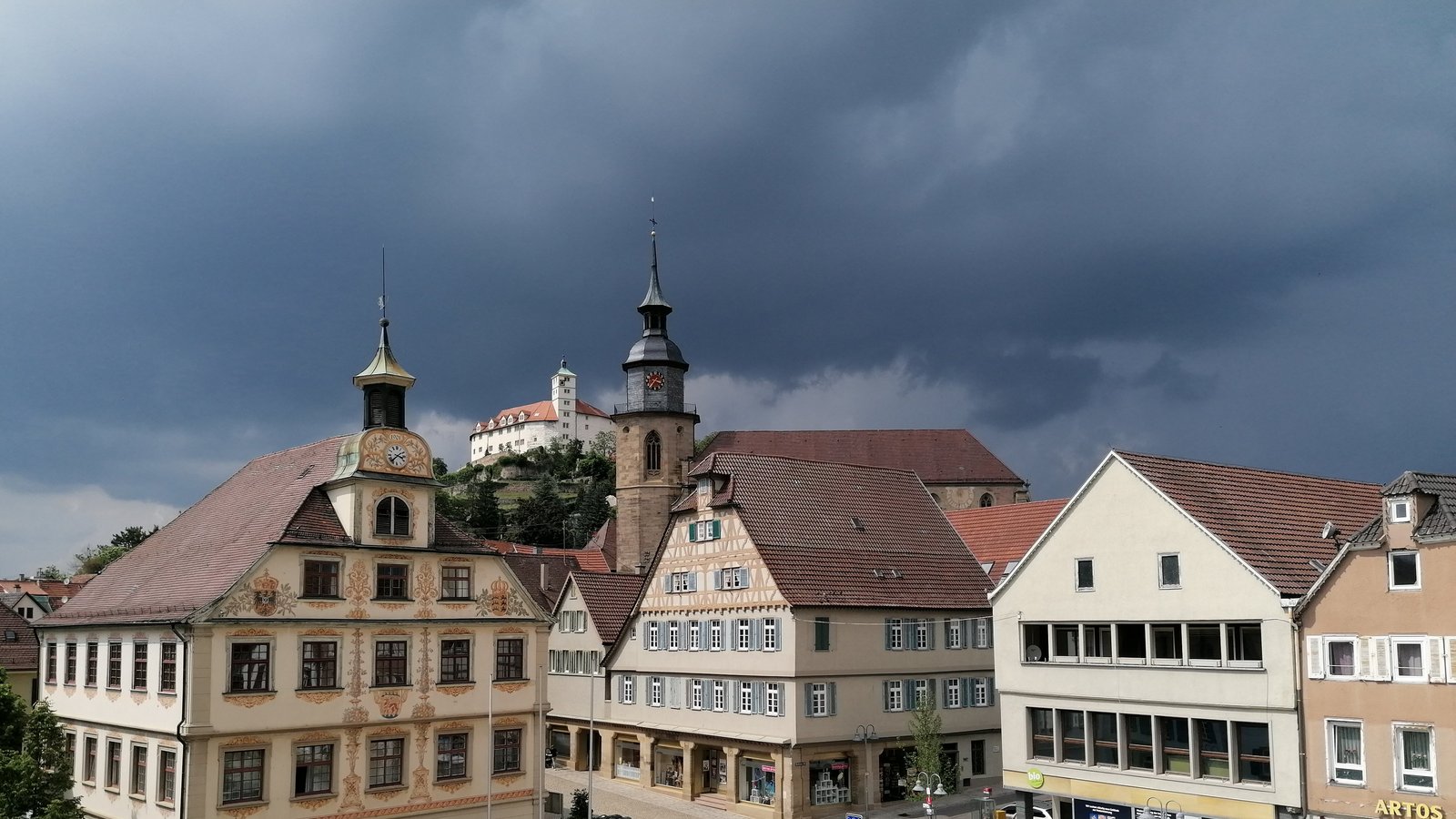 Dunkle Wolken am Vaihinger Stadthimmel. Die Vaihinger Verwaltung möchte ihren Sparkurs verschärfen. Archivfoto: Banholzer