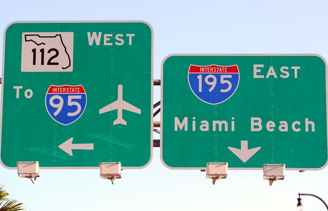 Ein Straßenschild weist den Weg in Richtung Flughafen und Miami Beach, aufgenommen am 25.05.2013 in Miami, in Florida, USA. (zu dpa: «Unfall mit Frachtflugzeug nach Landung am Flughafen Miami»)<span class='image-autor'>Thomas Eisenhuth/dpa</span>