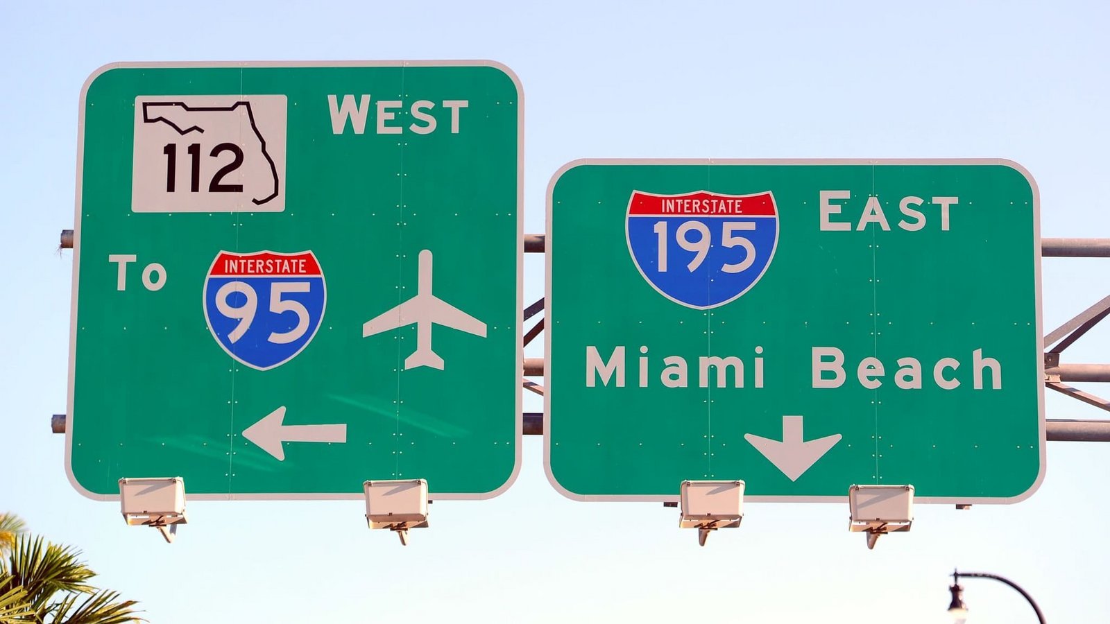 Ein Straßenschild weist den Weg in Richtung Flughafen und Miami Beach, aufgenommen am 25.05.2013 in Miami, in Florida, USA. (zu dpa: «Unfall mit Frachtflugzeug nach Landung am Flughafen Miami»)Thomas Eisenhuth/dpa