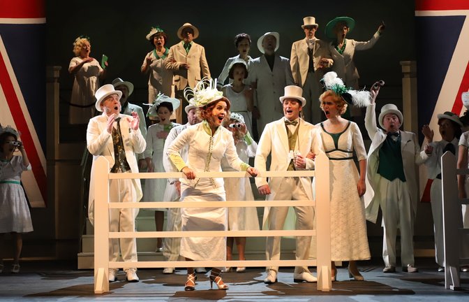 Szene beim Pferderennen in Ascot mit Eliza Doolittle (Bildmitte). <span class='image-autor'>Fotos: Haymann</span>