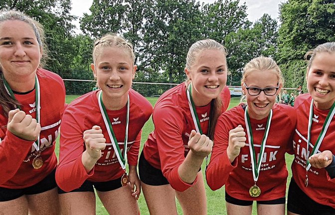 Die U-16-Faustballerinnen des TV Vaihingen – (von links) Lisa Knodel, Julie Schlemme, Ricarda Stübbe, Laura Schmid und Eva Winkler – haben souverän den Titel bei der süddeutschen Meisterschaft in Kubschütz errungen. Foto: privat