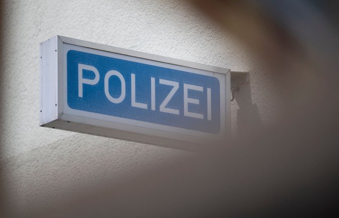 Die Polizei ermittelt wegen eines versuchten Tötungsdelikts. (Symbolbild)<span class='image-autor'>Marijan Murat/dpa</span>