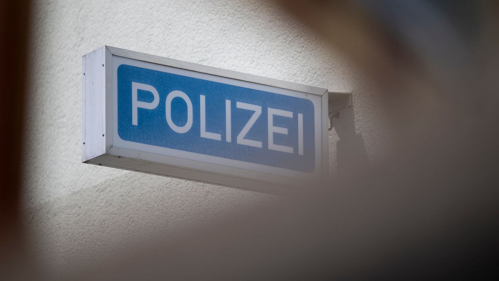 Die Polizei ermittelt wegen eines versuchten Tötungsdelikts. (Symbolbild)Marijan Murat/dpa Die Polizei ermittelt wegen eines versuchten Tötungsdelikts. (Symbolbild)Marijan Murat/dpa