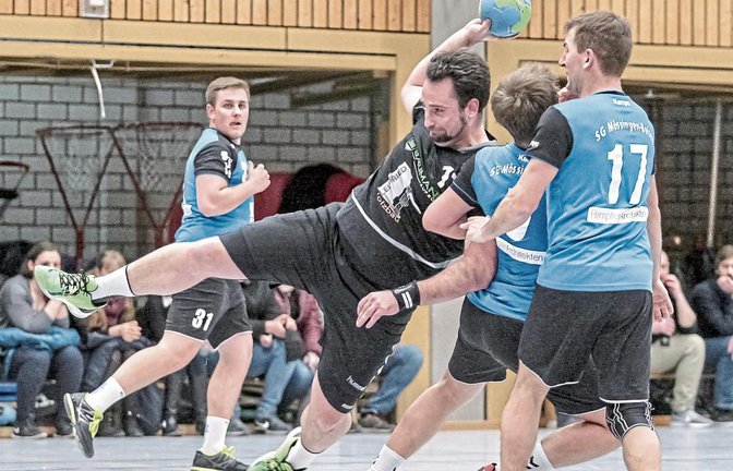 Jan-David Riedmüller (am Ball) war mit sechs Treffern einer der Aktivposten im Offensivspiel der Enzweihinger. Foto: Simecek