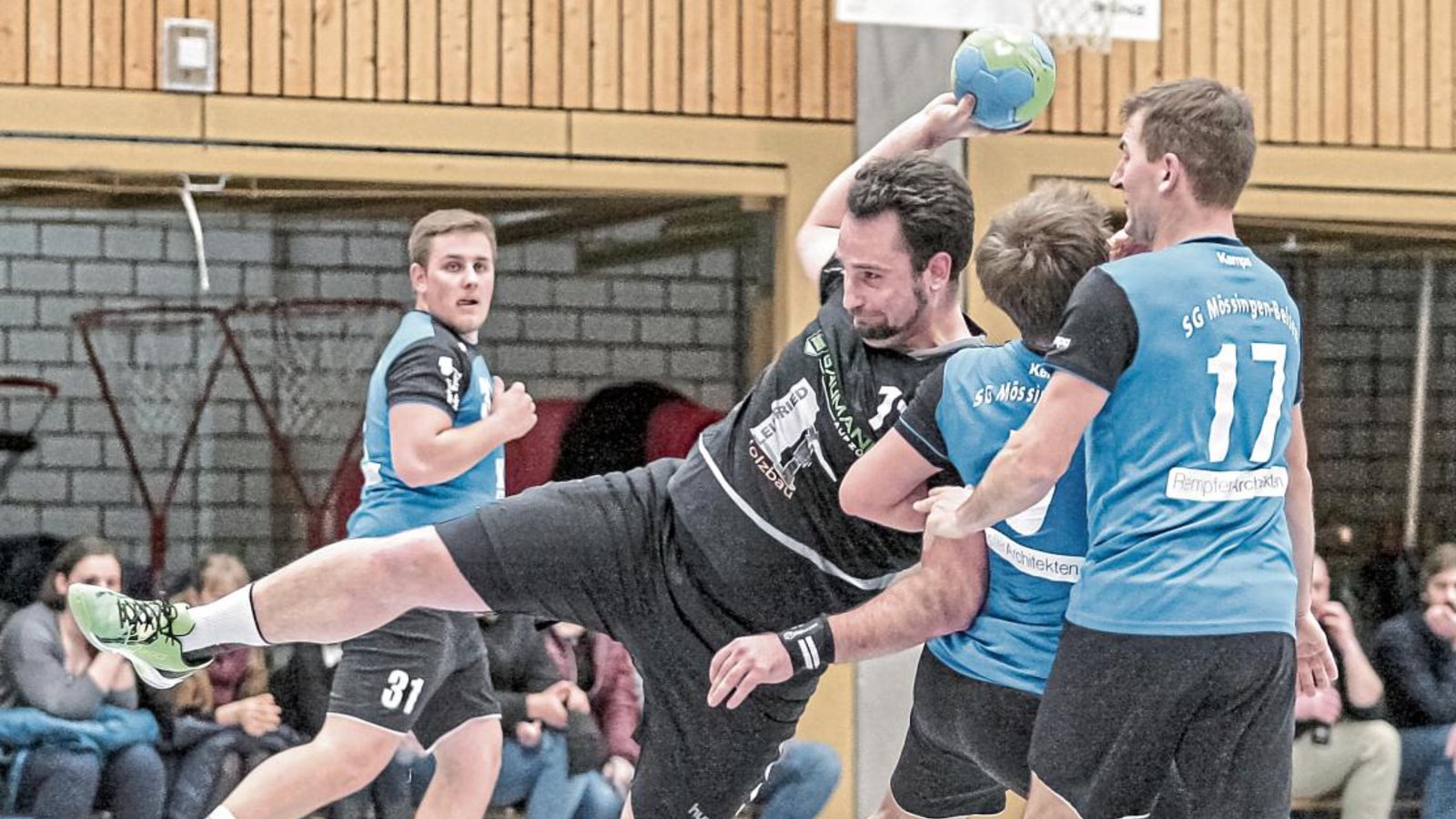 Jan-David Riedmüller (am Ball) war mit sechs Treffern einer der Aktivposten im Offensivspiel der Enzweihinger. Foto: Simecek Jan-David Riedmüller (am Ball) war mit sechs Treffern einer der Aktivposten im Offensivspiel der Enzweihinger. Foto: Simecek