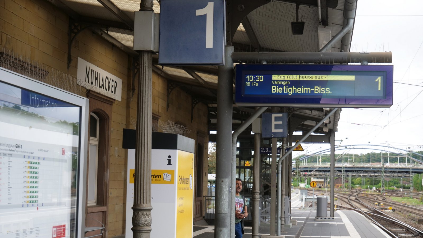 „Zug fällt heute aus“: Infolge des Streiks ging am Donnerstagmorgen auf der Strecke zwischen Bietigheim-Bissingen und Pforzheim kaum noch etwas. Leidtragende waren die Pendler, die morgens zur Arbeit mussten.  Foto: Friedrich