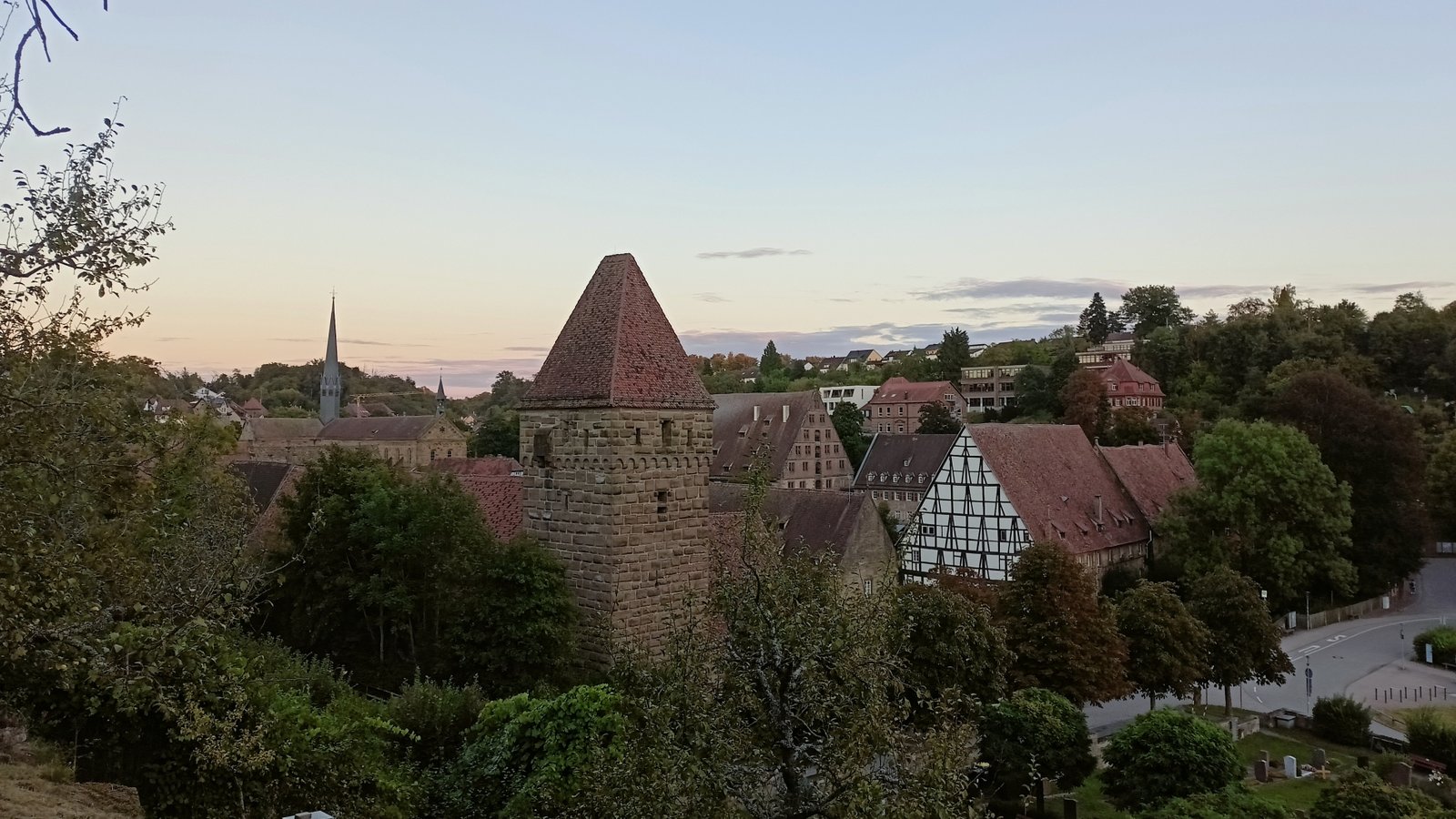 Die Sicht vom und aufs Kloster soll nicht von Windrädern getrübt werden.  Foto: Göbel