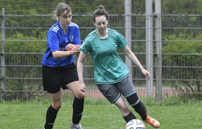 Lisa Pötzsch (von rechts) von der SGM Sternenfels/Häfnerhaslach lässt Jule Willi vom FSV Oßweil stehen. <span class='image-autor'>Foto: Leitner</span>