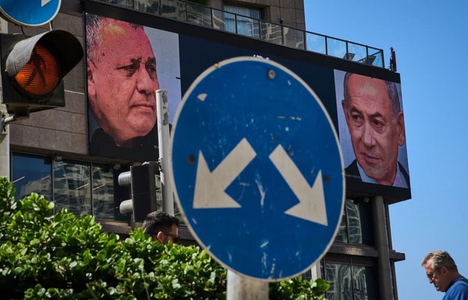 Vor den Wahlen in Israel: Ein Mann geht an einer Werbung vorbei, auf der der israelische Ministerpräsident Benjamin Netanjahu (r) und sein Hauptkonkurrent, der Oppositionskandidat Gadi Eisenkot, im Vorfeld der Parlamentswahlen in Israel zu sehen sind. Am 27. Oktober soll ein neues israelisches Parlament gewählt werden.<span class='image-autor'>Oded Balilty/AP/dpa</span>