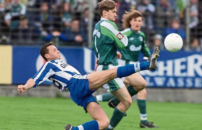 Eberhard Carl (links) streift sich am morgigen Freitag im Eichwald wieder das Trikot der Stuttgarter Kickers über. Foto: Archiv/Baumann