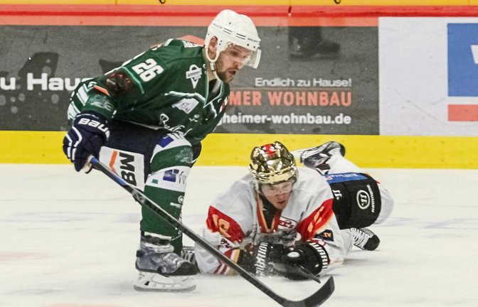 Bastian Steingroß von den Bietigheim Steelers kommt vor dem Kaufbeurer Max Schmidle an die Scheibe. Foto: Simecek