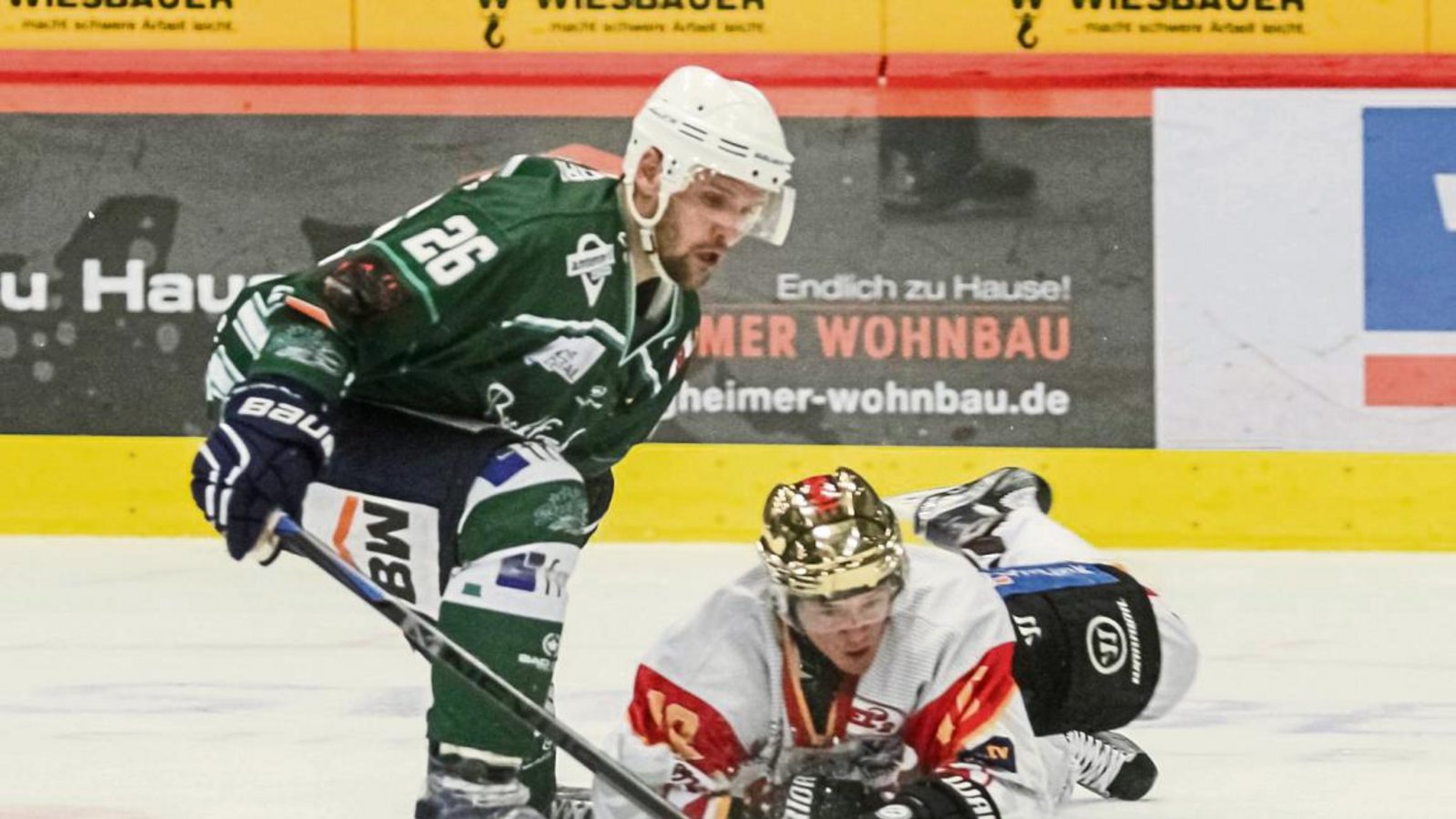 Bastian Steingroß von den Bietigheim Steelers kommt vor dem Kaufbeurer Max Schmidle an die Scheibe. Foto: Simecek Bastian Steingroß von den Bietigheim Steelers kommt vor dem Kaufbeurer Max Schmidle an die Scheibe. Foto: Simecek