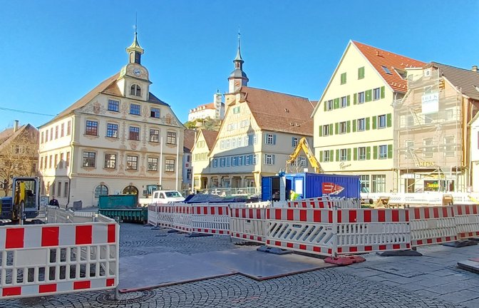 Die Anzahl an Absperrung aufgrund der Umgestaltung dürfte auf dem Vaihinger Marktplatz nun ihren Höhepunkt erreicht haben – aber wer weiß ...  <span class='image-autor'>Foto: Rücker</span>