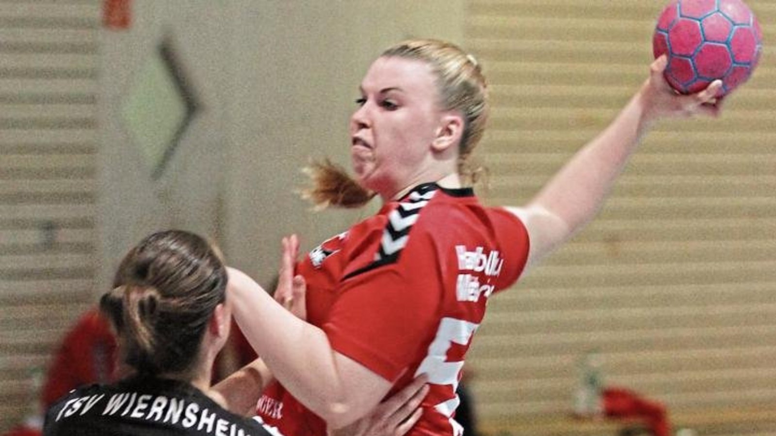 Alina Zimmer (rechts) ist eine der Stützen des HC Metter-Enz im Rückraum. Foto: Nachreiner Alina Zimmer (rechts) ist eine der Stützen des HC Metter-Enz im Rückraum. Foto: Nachreiner