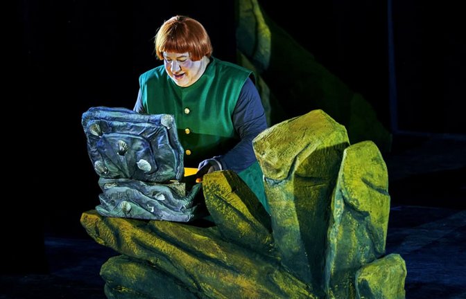 Auf Schatzsuche: Corby Welch als Siegfried in der Bayreuther Kinderoper "Der Ring des Nibelungen".<span class='image-autor'>Bayreuther Festspiele/ Enrico Nawrath</span>