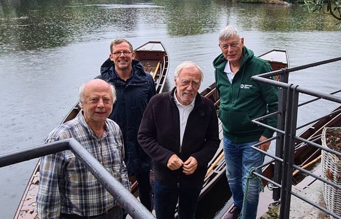 OB Skrzypek-Muth (hinten) freut sich über das Geschenk der Stocherkahnkapitäne Hans-Joachim Rösner, Gerhard Ruhl und Manfred Auch (von links).  <span class='image-autor'>Fotos: Müller/p</span>