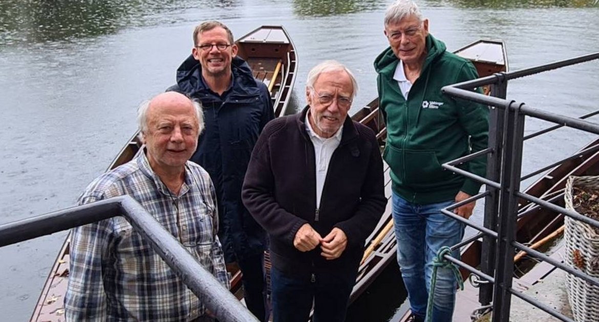 Stocherbahn Vaihingen EnzOB Uwe Skrzypek-Muth mit den Stocherkahnkapitänen Hans-Joachim Rösner, Gerhard Ruhl und Manfred Auch