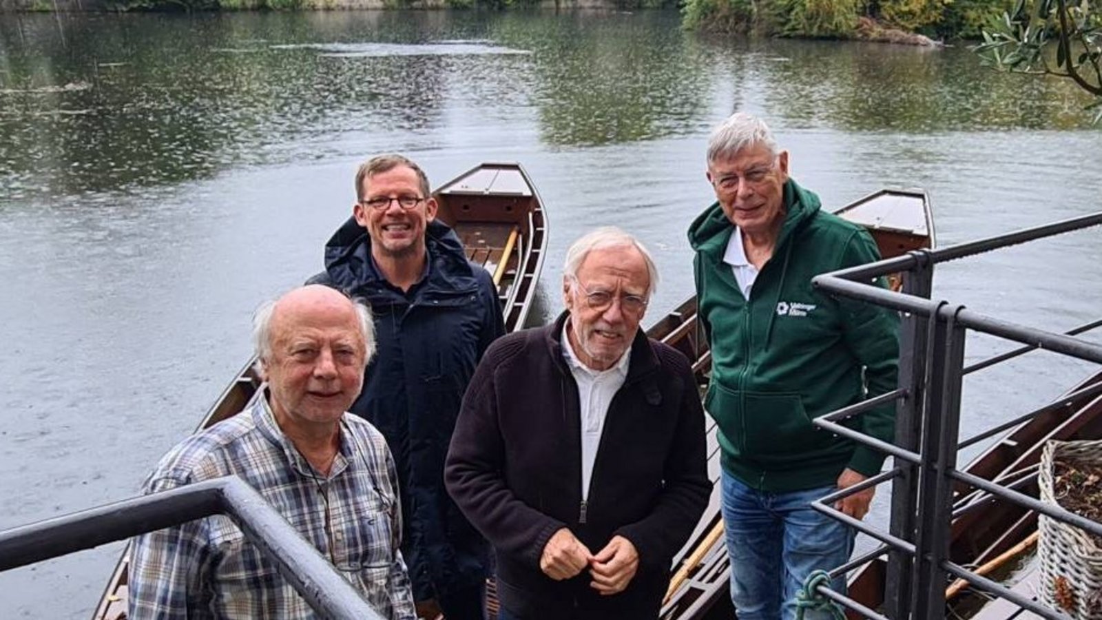 OB Skrzypek-Muth (hinten) freut sich über das Geschenk der Stocherkahnkapitäne Hans-Joachim Rösner, Gerhard Ruhl und Manfred Auch (von links).  Fotos: Müller/p