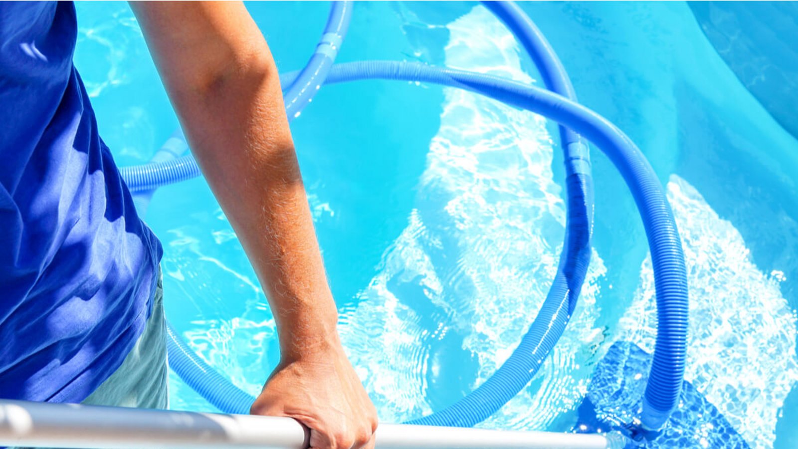 In diesem Artikel zeigen wir Ihnen, wie Sie Sand aus Ihrem Pool entfernen können. Mit und ohne Wasserverlust.Foto: SofART / Shutterstock.com In diesem Artikel zeigen wir Ihnen, wie Sie Sand aus Ihrem Pool entfernen können. Mit und ohne Wasserverlust.Foto: SofART / Shutterstock.com