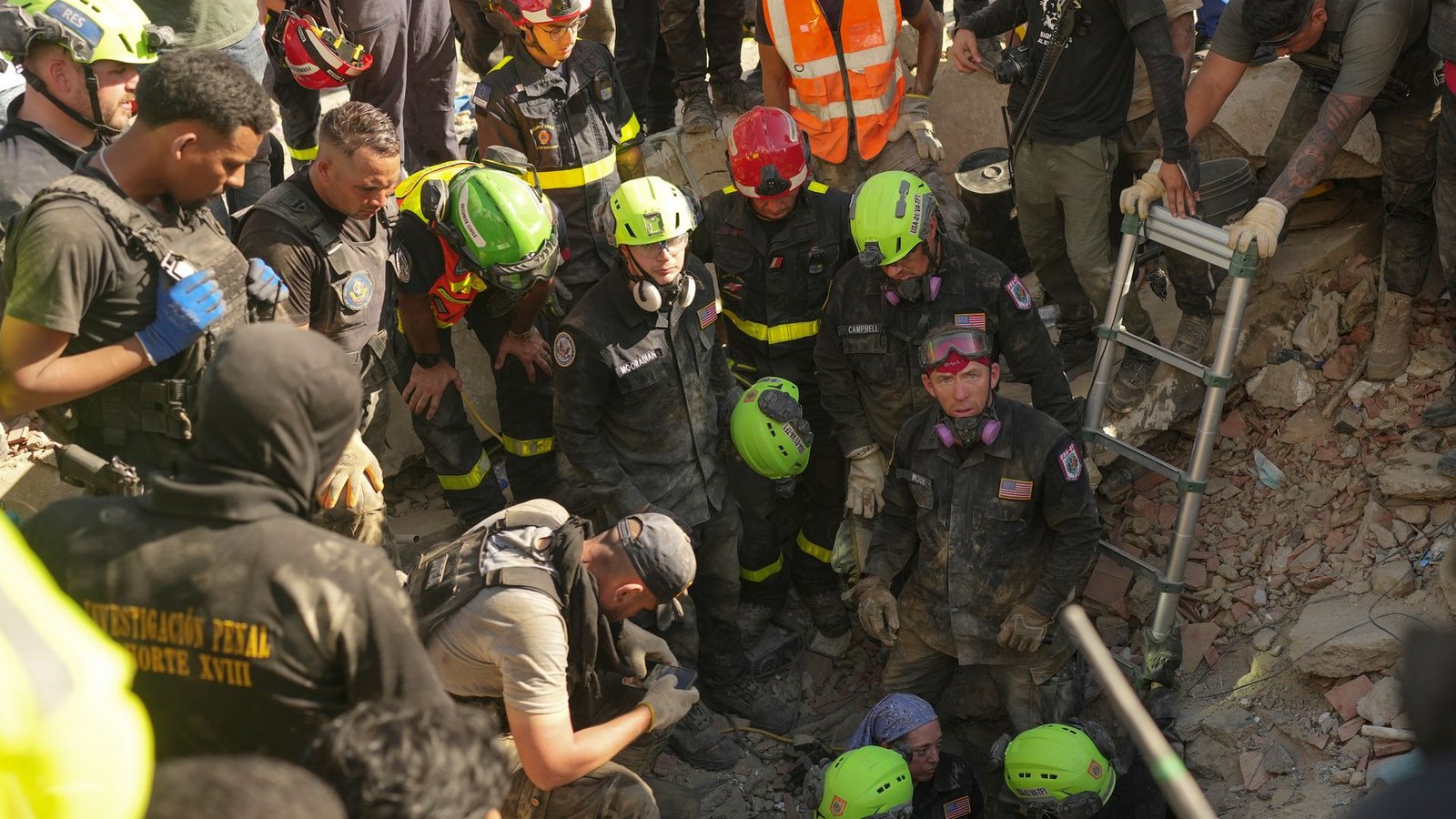 Rettungskräfte haben auch am vierten Tag nach der Katastrophe Überlebende geborgen.Foto: Matias Delacroix/AP/dpa Rettungskräfte haben auch am vierten Tag nach der Katastrophe Überlebende geborgen.Foto: Matias Delacroix/AP/dpa