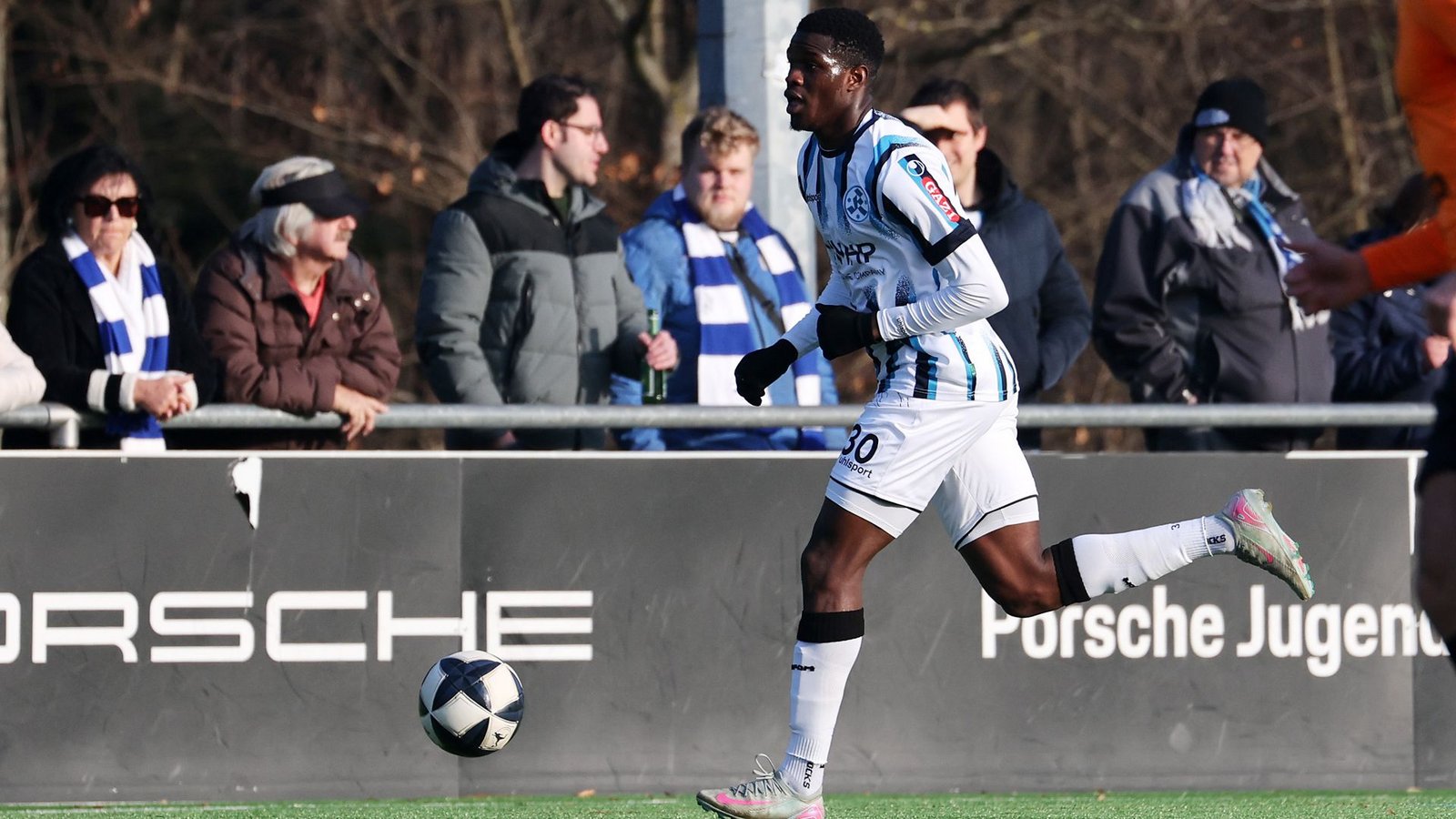 Abdoulie Mboob war bisher nur in Testspielen für die Stuttgarter Kickers am Ball.Foto: Baumann Abdoulie Mboob war bisher nur in Testspielen für die Stuttgarter Kickers am Ball.Foto: Baumann