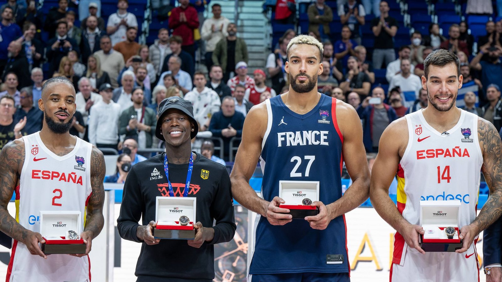 Das Allstar-Team der EM: Bei der Auszeichnung der besten fünf Spieler war natürlich auch Dennis Schröder (2. vo. li.) mit dabei – mit ihm freuten sich Lorenzo Brown (Spanien), Rudy Gobert (Frankreich) und Willy Hernangomez (Spanien/v. li.). Es fehlt auf dem Foto der Grieche Giannis Antetokuionmpo.Foto: IMAGO/Tilo Wiedensohler