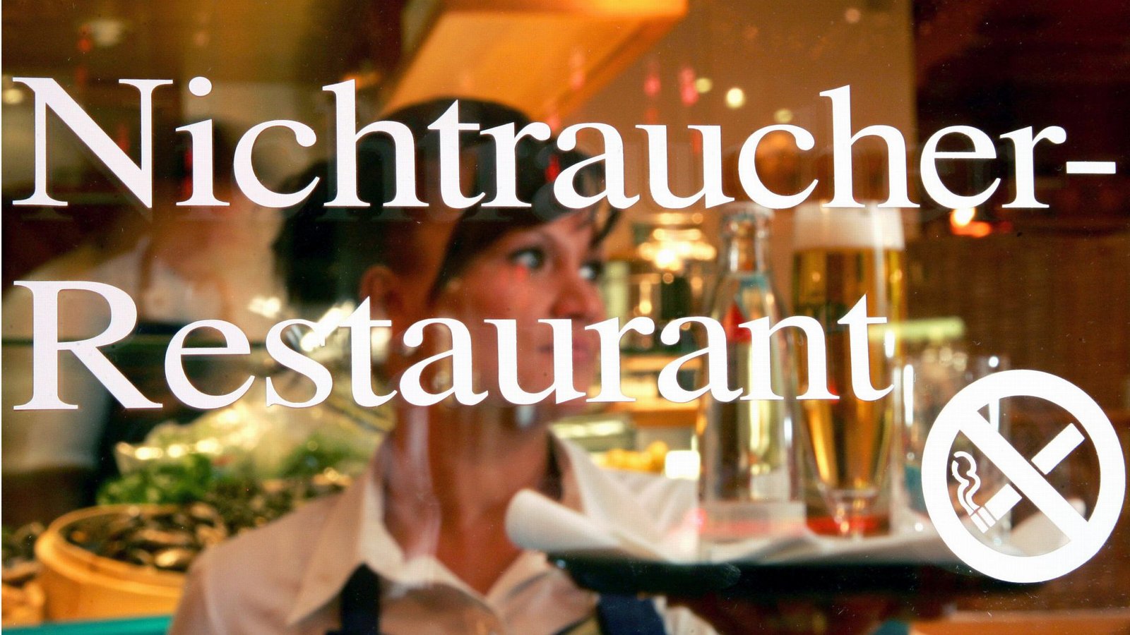 Rauchen im Restaurant ist schon seit längerem verboten.Foto: dpa Rauchen im Restaurant ist schon seit längerem verboten.Foto: dpa