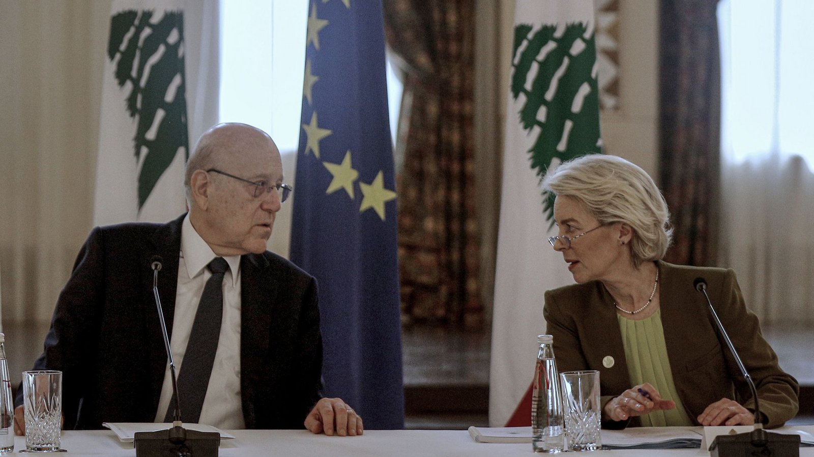Der libanesische Premierminister Najib Mikati beschließt mit der EU-Kommissionschefin Ursula von der Leyen  in Beirut ein Migrationsabkommen.Foto: dpa/Marwan Naamani