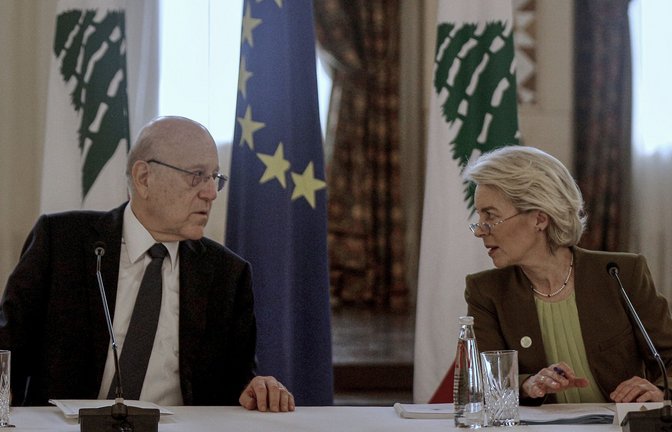 Der libanesische Premierminister Najib Mikati beschließt mit der EU-Kommissionschefin Ursula von der Leyen  in Beirut ein Migrationsabkommen.<span class='image-autor'>Foto: dpa/Marwan Naamani</span>