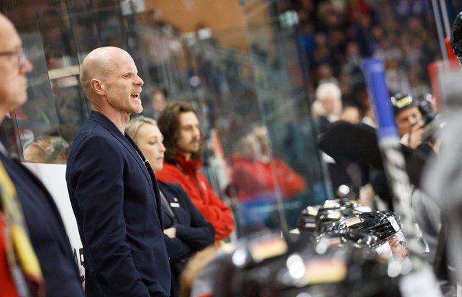 Toni Söderholm, Cheftrainer der Deutschen Hockey-Nationalmannschaft, steht am Spielfeldrand und gibt Kommandos.<span class='image-autor'>Foto: Philipp von Ditfurth/dpa</span>