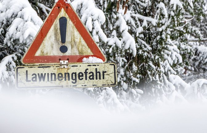 In den Alpen wurden fünf Menschen bei Lawinenabgängen getötet. (Symbolbild)<span class='image-autor'>Foto: IMAGO/Jan Eifert</span>