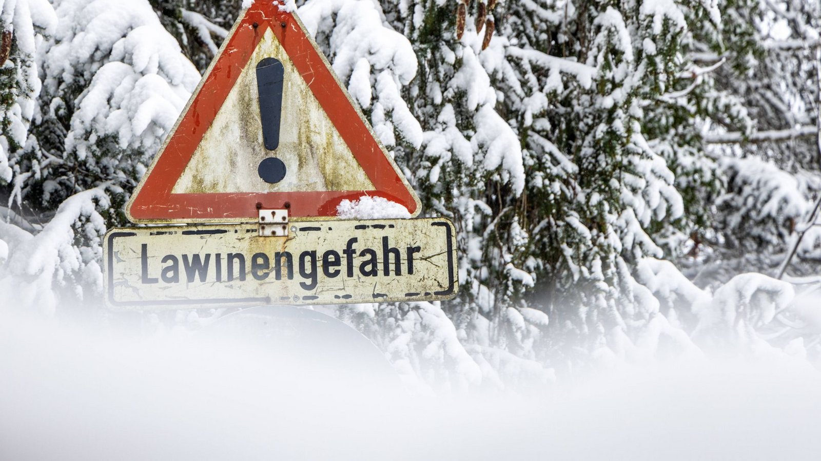 In den Alpen wurden fünf Menschen bei Lawinenabgängen getötet. (Symbolbild)Foto: IMAGO/Jan Eifert