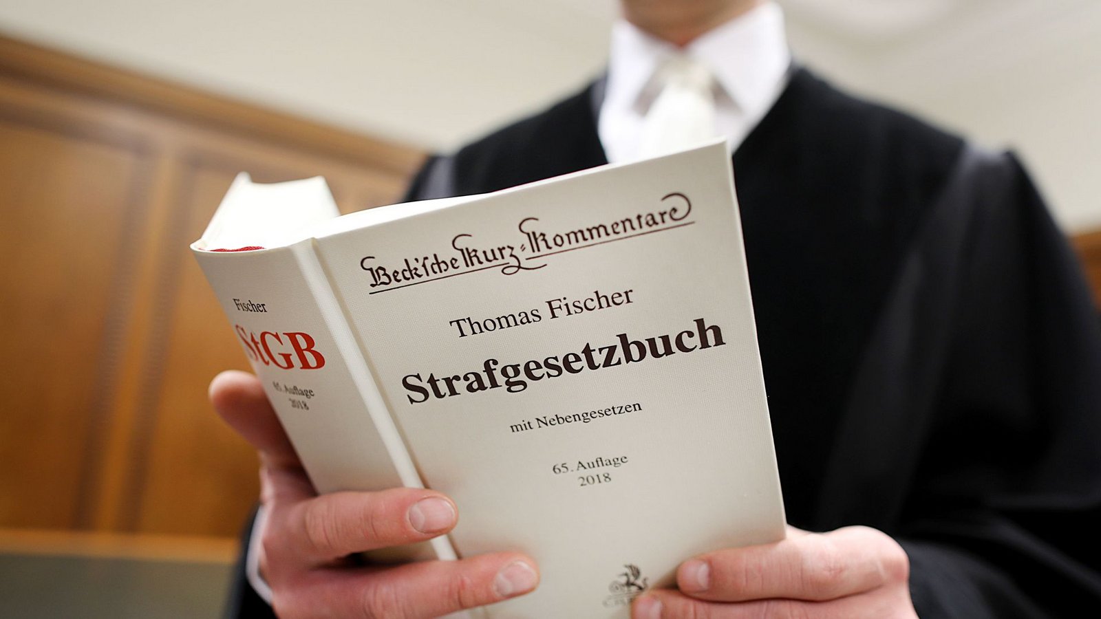 Mitarbeiter der Justiz sorgen für Recht und Ordnung. Was passiert, wenn sie ihre Macht missbrauchen? (Symbolfoto)Foto: picture alliance / Oliver Berg/dpa/Oliver Berg Mitarbeiter der Justiz sorgen für Recht und Ordnung. Was passiert, wenn sie ihre Macht missbrauchen? (Symbolfoto)Foto: picture alliance / Oliver Berg/dpa/Oliver Berg
