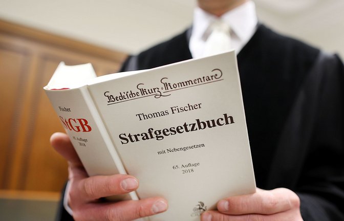 Mitarbeiter der Justiz sorgen für Recht und Ordnung. Was passiert, wenn sie ihre Macht missbrauchen? (Symbolfoto)<span class='image-autor'>Foto: picture alliance / Oliver Berg/dpa/Oliver Berg</span>