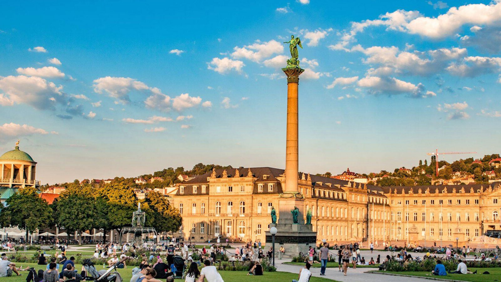Im Sommer 2024 gibt es auf dem Schlossplatz kein Verweilen auf dem Rasen. Denn der Platz bleibt gesperrt.Foto: imago/7aktuell Im Sommer 2024 gibt es auf dem Schlossplatz kein Verweilen auf dem Rasen. Denn der Platz bleibt gesperrt.Foto: imago/7aktuell