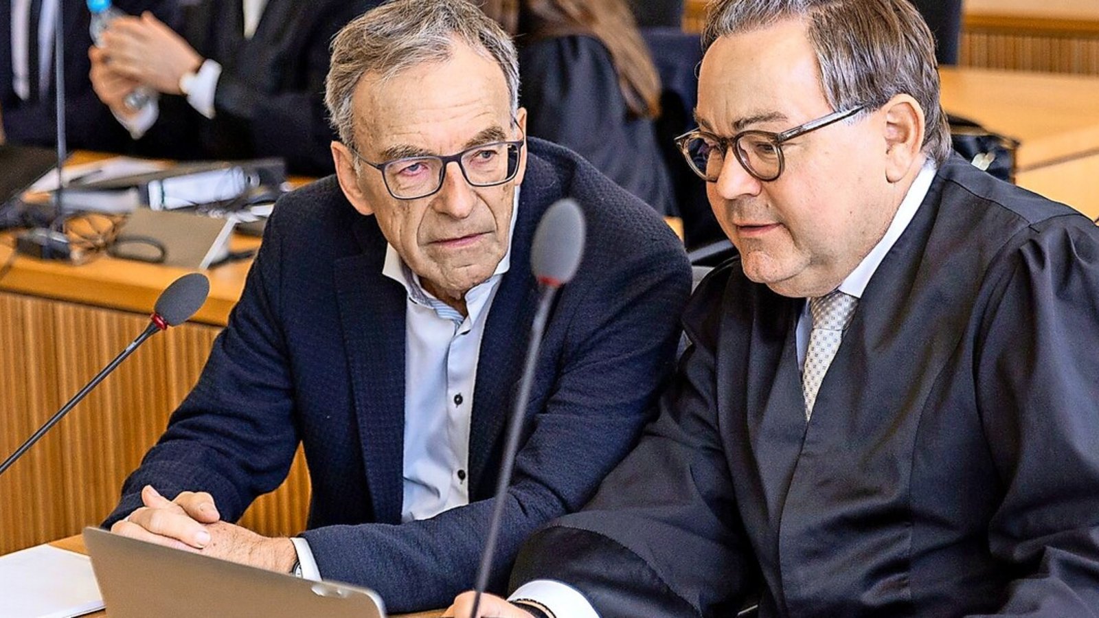 Werner Wölfle (links) wurde im Prozess vor dem Landgericht vom bekannten Stuttgarter Strafverteidiger Markus Bessler verteidigt, der lange einen Freispruch anstrebte, aus Gründen der Prozessökonomie aber eine symbolische Geldauflage vorschlug.Foto: Lichtgut/Julian Rettig Werner Wölfle (links) wurde im Prozess vor dem Landgericht vom bekannten Stuttgarter Strafverteidiger Markus Bessler verteidigt, der lange einen Freispruch anstrebte, aus Gründen der Prozessökonomie aber eine symbolische Geldauflage vorschlug.Foto: Lichtgut/Julian Rettig