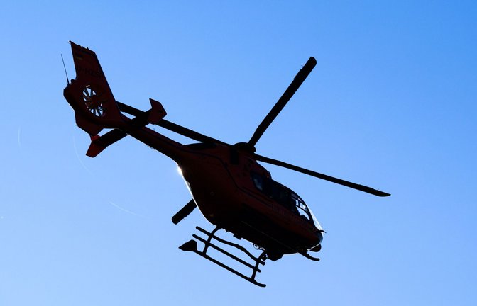 Ein Rettungshubschrauber war im Einsatz. (Symbolbild)<span class='image-autor'>Foto: Julian Stratenschulte/dpa/Julian Stratenschulte</span>