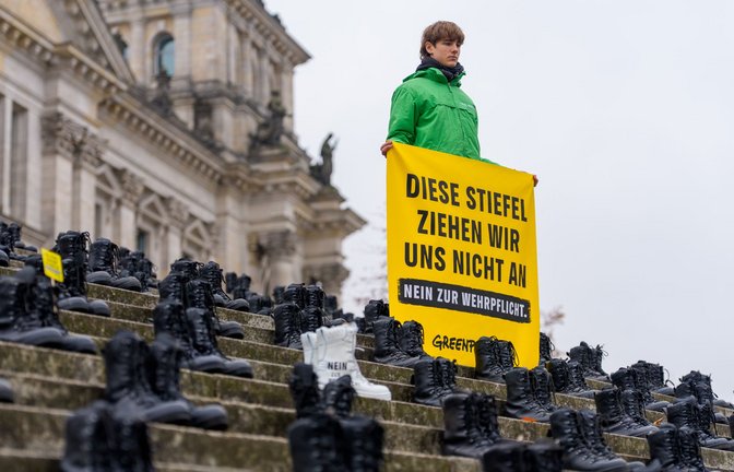 Greenpeace-Protest gegen die Wehrpflicht.<span class='image-autor'>Foto: Michael Kappeler/dpa</span>
