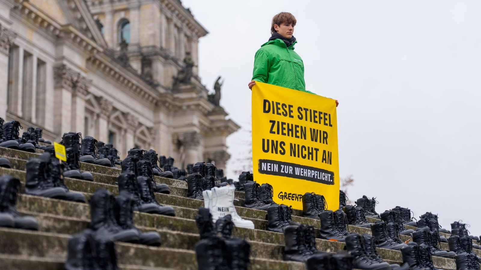 Greenpeace-Protest gegen die Wehrpflicht.Foto: Michael Kappeler/dpa Greenpeace-Protest gegen die Wehrpflicht.Foto: Michael Kappeler/dpa