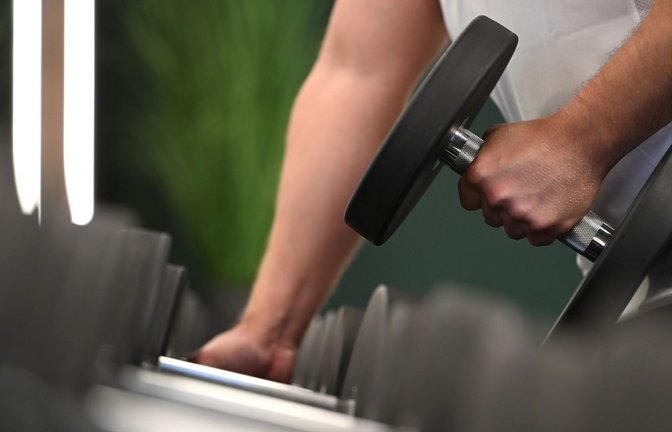 Ran an die Hanteln: ein Mann beim Training in einem Fitnessstudio.<span class='image-autor'>Foto: Wolf von Dewitz/dpa</span>