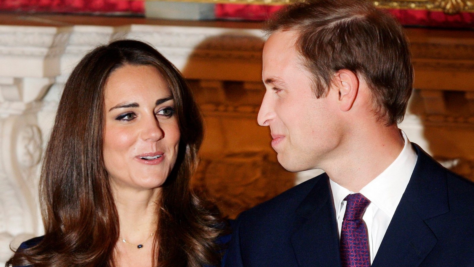 2010: Prinz William und seine Verlobte Kate Middleton posieren bei einem Fototermin anlässlich der Bekanntgabe ihrer Hochzeit in London.Foto: picture alliance / dpa | Str
