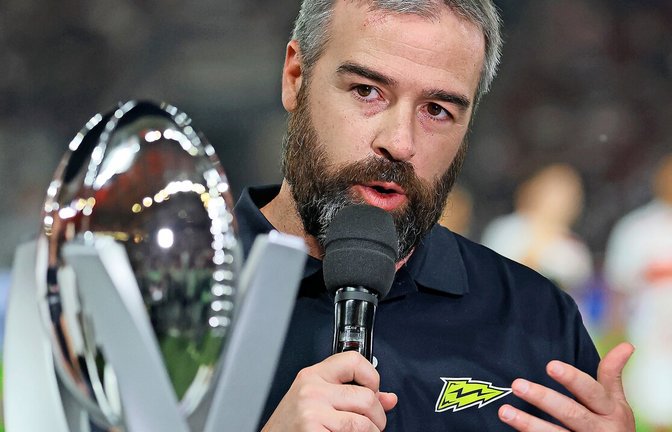 Glänzende Zeiten: Jordan Neuman mit dem Pokal<span class='image-autor'>Foto: Baumann</span>
