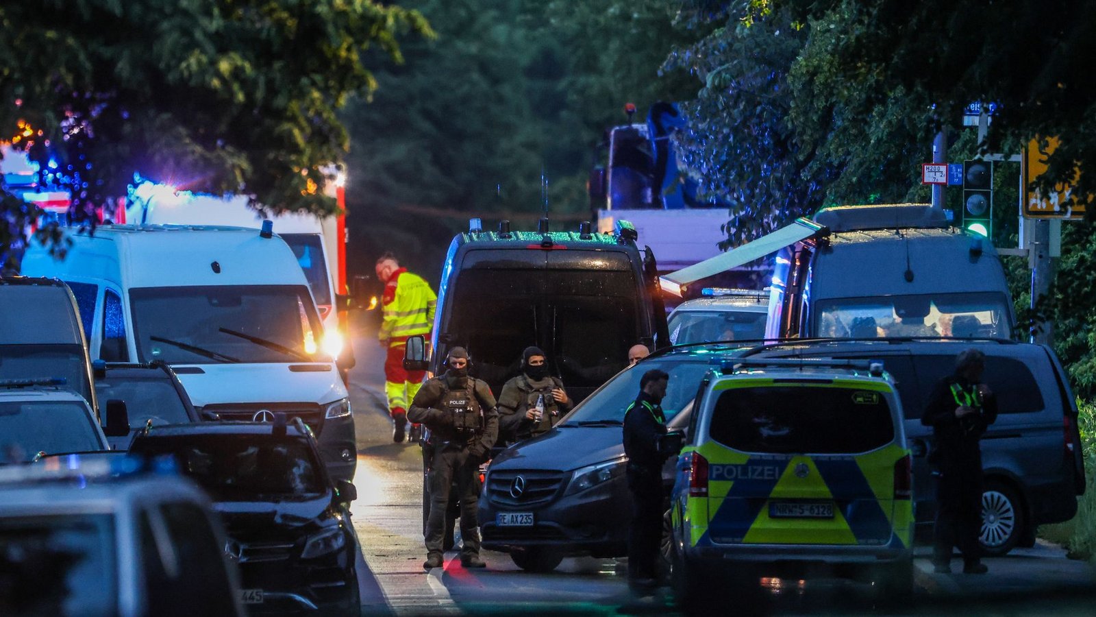 Ein Spezialeinsatzkommando (SEK) ist bei einer Bedrohungslage in Dortmund im Einsatz, bei der ein Polizist angeschossen wurde. Ein Schütze, der in Dortmund einen Polizisten angeschossen und sich dann stundenlang mit seinen Kindern in einer Wohnung verschanzt hat, hat sich gestellt.Foto: Christoph Reichwein/dpa Ein Spezialeinsatzkommando (SEK) ist bei einer Bedrohungslage in Dortmund im Einsatz, bei der ein Polizist angeschossen wurde. Ein Schütze, der in Dortmund einen Polizisten angeschossen und sich dann stundenlang mit seinen Kindern in einer Wohnung verschanzt hat, hat sich gestellt.Foto: Christoph Reichwein/dpa