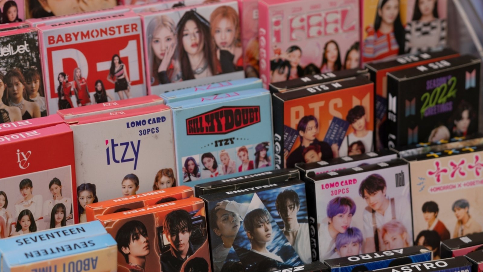 Seit den 90ern entwickelt sich K-Pop weiter und durchläuft verschiedene Generationen. Doch was unterscheidet die Generationen?Foto: Octavio Parra/ Shutterstock Seit den 90ern entwickelt sich K-Pop weiter und durchläuft verschiedene Generationen. Doch was unterscheidet die Generationen?Foto: Octavio Parra/ Shutterstock